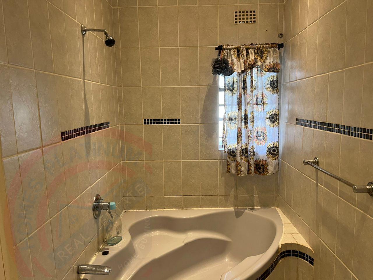 4 Bed House with En-suite for Rent in Livingstone